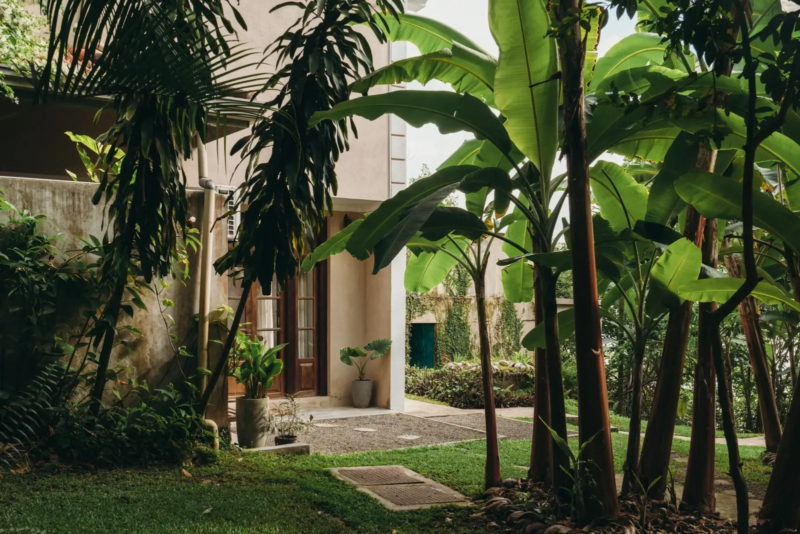 Naturally cooled, low-energy building design